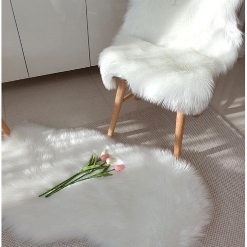 먼지 걱정 없이 누리는 뽀송한 행복, 리즈제이니 에코퍼 양털 러그