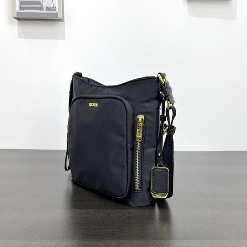 자유로운 당신의 모든 순간, 투미 보야져 타일러 크로스백과 함께