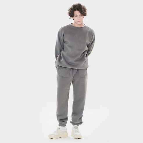 겨울을 위한 따뜻하고 편안한 츄리닝 세트