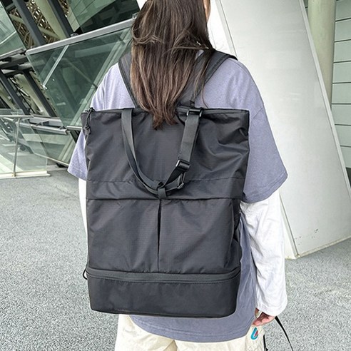 심플하고 세련된 디자인의 견고하고 기능적인 J&J 남여공용 백팩