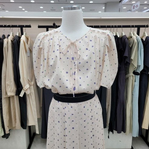 [온앤온] 볼륨소매 프린팅 리본블라우스 njw3mb53802