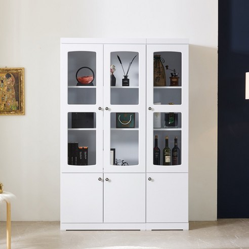 세련된 디자인과 탁월한 수납 기능을 갖춘 풀문 진열장