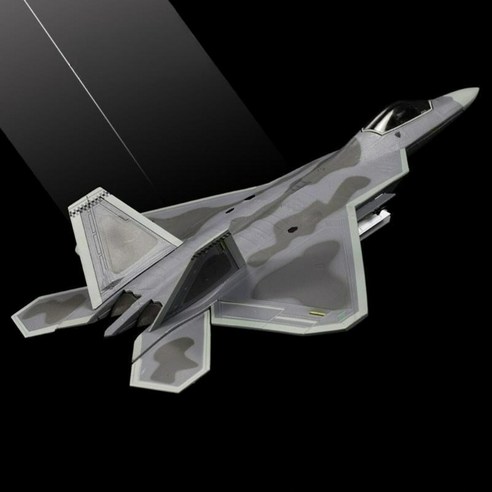 F22랩터 전투기의 상징적 모습과 강력한 성능을 섬세하게 재현한 프라모델