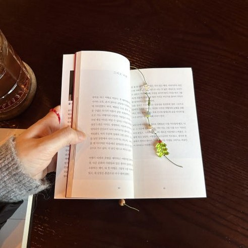 독서의 즐거움을 더하는 겨울 비즈 끈갈피