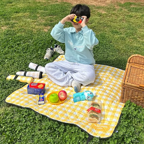 편리한 휴대성과 양면 방수 기능으로 야외 활동에 적합한 1인용 돗자리