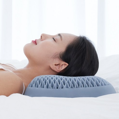 깊은 밤, 편안한 안식을 선사하는 컴포트스미스 경추 베개로 건강한 내일을 맞이하세요.