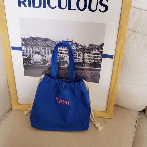 나만의 개성을 담은 컬러풀 이니셜 자수 스트링 백