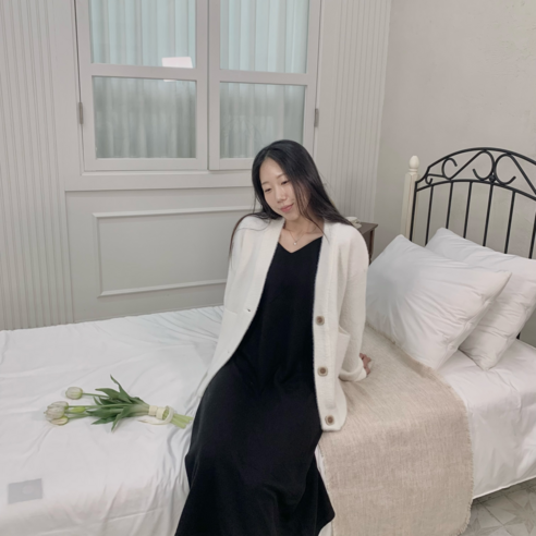 세련되고 지속 가능하며 극상의 따뜻함과 편안함을 선사하는 에코 퍼 앙고라 니트 가디건
