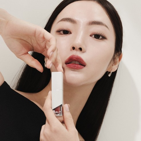 콰티의 더 글라스 타투는 다채로운 색상, 지속적인 착색력, 촉촉한 질감으로 하루 종일 매력적인 입술을 연출하는 유리알 물먹립입니다.