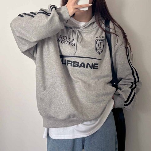 오버핏과 보호본능을 갖춘 레터링 후드티셔츠