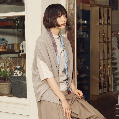 지스튜디오 23FW 실크 방도 스카프는 봄과 가을에 사용하기에 아주 적합한 제품입니다.