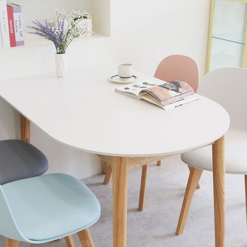 고전적인 매력과 현대적인 실용성이 조화된 모카 1200 원목 식탁 테이블