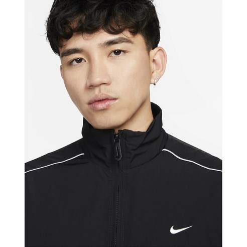 [국내매장판] 나이키 스포츠웨어 솔로 스우시 남성 우븐 트랙 재킷 블랙 FB8623-010