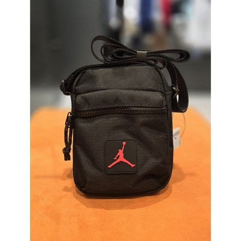 스타일과 실용성을 모두 갖춘 나이키키즈 조던 미니 크로스백