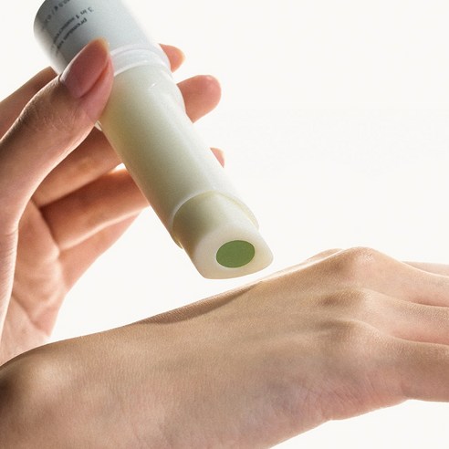 자외선으로부터 피부를 보호하고 아름답고 건강한 피부를 유지하는 딘시 프리미엄 비건 쓰리 인 원 선스틱