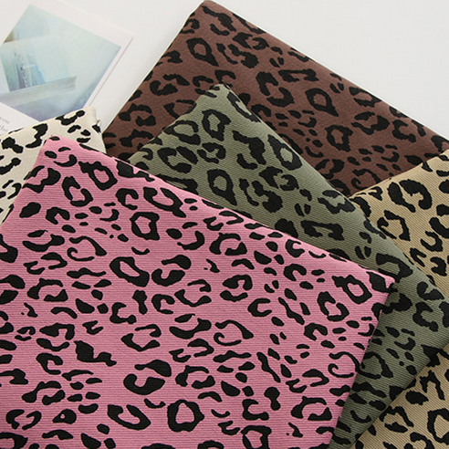 밋밋한 일상에 짜릿한 포인트를! 릴리패브릭 호피 캔버스 원단으로 개성을 더하세요 늘품패브릭