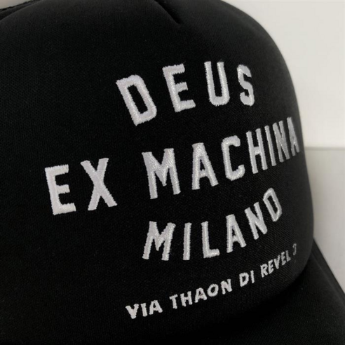 자유로운 정신을 담은 데우스 엑스 마키나 밀라노 어드레스 트러커 캡