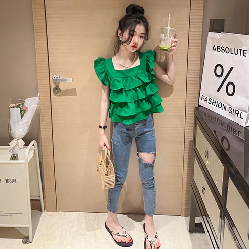 프릴 디테일이 돋보이는 여름 블라우스