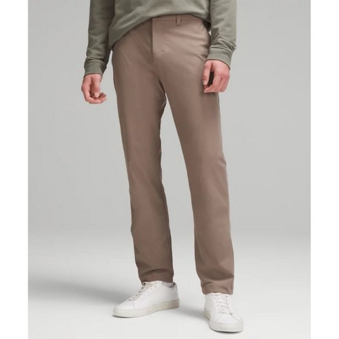 편안함과 스타일을 모두 갖춘 룰루레몬 남성 빅사이즈 ABC 클래식 핏 팬츠로 액티브한 라이프스타일을 완성하세요.