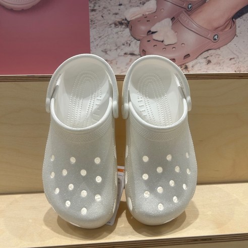 반짝이는 여름, 빛나는 당신을 위한 크록스 클래식 글리터 클로그!