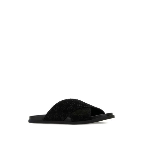 구찌 GG 슬라이더 샌들로 완성하는 스타일리시하고 편안한 여름