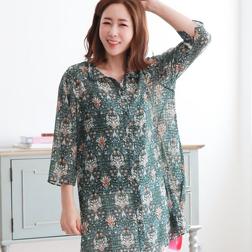 중년 여성을 위해 마련한 세련되고 편안한 백합사 크라운 루즈핏 셔츠 블라우스