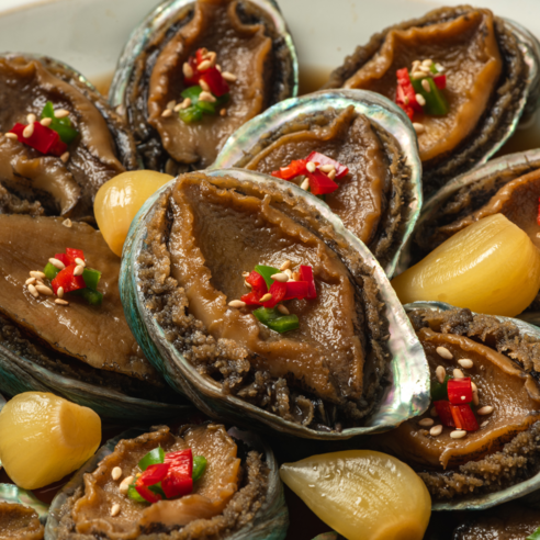 싱싱한 완도 전복을 풍부한 간장 소스에 담은 최상의 맛