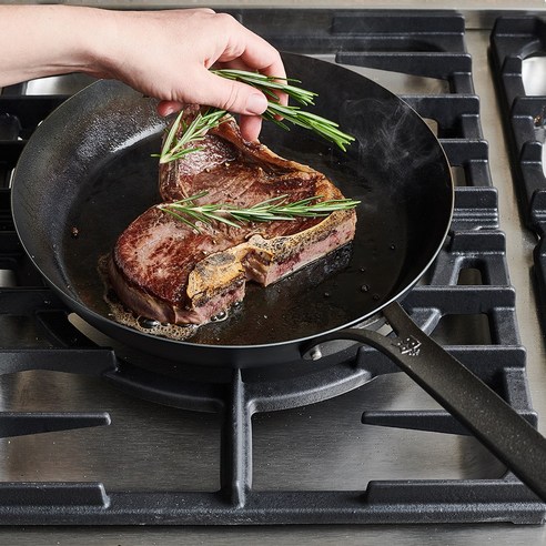 세련된 디자인의 프라이팬으로 조리의 품격을 높이다