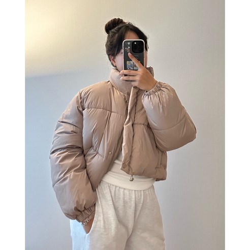 가볍고 아방한 핏으로 교복, 츄리닝, 데이트룩 등 모든 룩에 잘 어울리는 디자인이에요.