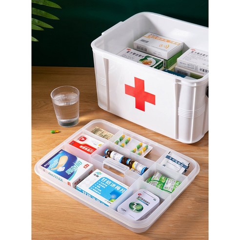 필수 의료품과 비상 용품을 한꺼번에 보관할 수 있는 가정용 구급함