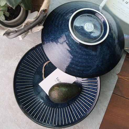 깊은 푸른빛의 아름다움과 편리함을 갖춘 완벽한 샐러드볼