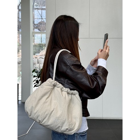 스타일링 인기좋은 샤넬가방 아이템으로 새로운 스타일을 만들어보세요.  북마크 여성용 복조리 가방: 데일리 생활에 편리한 보관 백