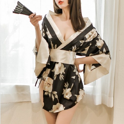 밤의 장막을 수놓는 황금빛 벚꽃, 핫스윗 기모노로 피어나는 매혹 기모노