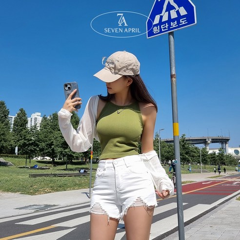 여름을 더욱 특별하게 만들어줄 로미 홀터넥 크롭 나시 탑