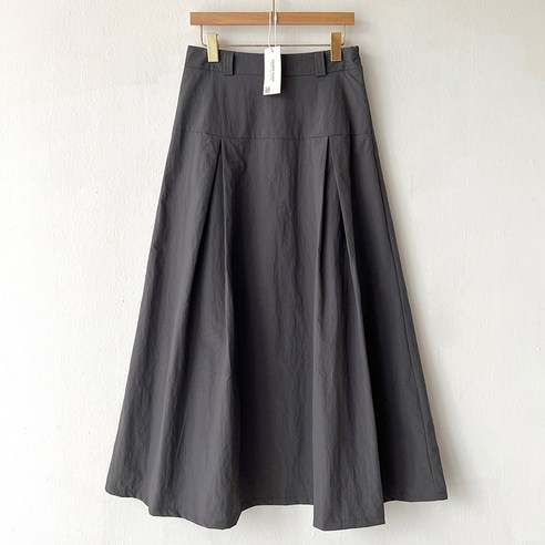 다양한 스타일링과 우아한 디자인으로 여성들의 세련된 룩을 완성하는 롱 스커트