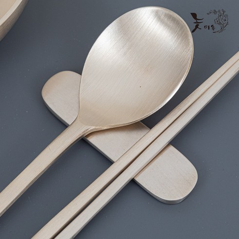 전통과 현대의 조화, 고급스러움과 실용성을 겸비한 방짜유기 수저받침