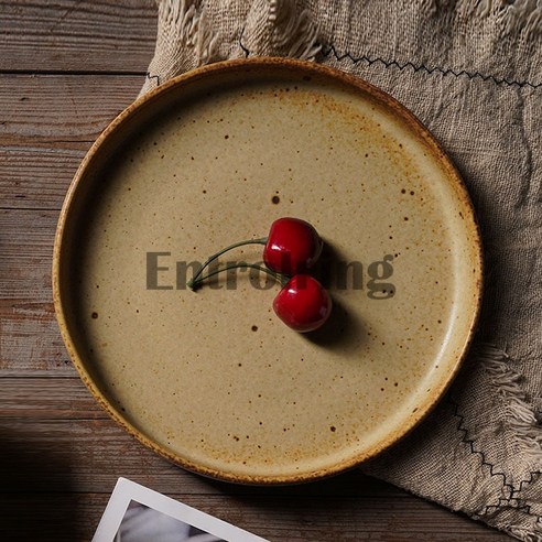 레트로 감성과 실용성을 겸비한 빈티지 도자기 접시