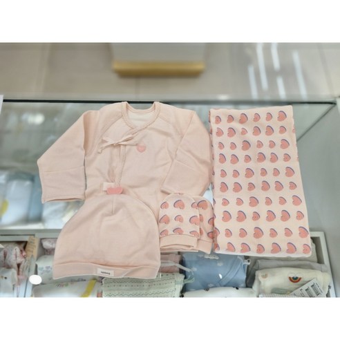 아가방 [동아쇼핑점] 겨울이월 신생아여아 출산선물세트 # 무형광 실내복 배내저고리 신생아 출산용품준비물 #배내저고리+ 손싸개+ 속싸개+모자세트구성 /하트뿅뿅 4종SET