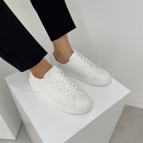품격과 편안함의 조화: 남성용 화이트 소가죽 스니커즈