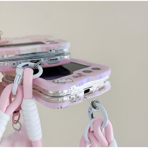 귀여운 헬로키티 디자인이 돋보이는 갤럭시 Z플립5 케이스