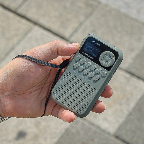 컴팩트하고 편리한 오디오 엔터테인먼트를 위한 아이리버의 휴대용 미니 라디오