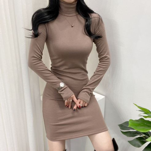 겨울철 옷장에 필수적인 따뜻하고 스타일리시한 폴라 원피스