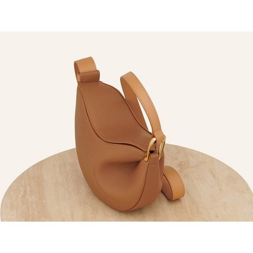 고급스러운 재료와 독특한 디자인이 어우러진 세련되고 편안한 폴린 완두콩 가방