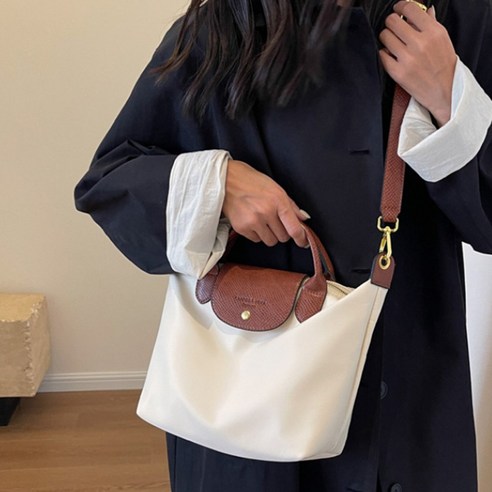 나일론 미니 크로스백: 우아함과 기능성의 완벽한 조화