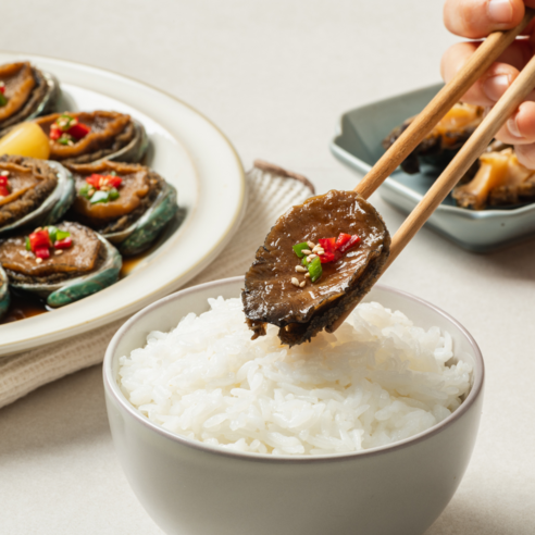 싱싱한 완도 전복을 풍부한 간장 소스에 담은 최상의 맛