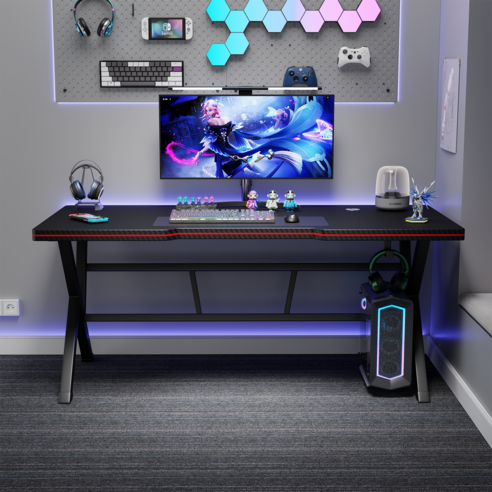 좁은 공간을 효율적으로 바꿔주는 카본 패턴 게이밍 책상