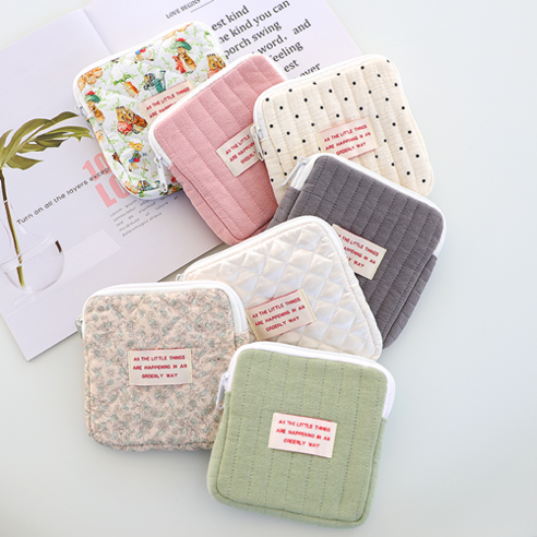 세련되고 다목적으로 사용할 수 있는 리틀데이지의 납작이 다용도 정사각 파우치는 필수품을 깔끔하고 쉽게 정리하고 휴대하는 데 완벽한 솔루션입니다.