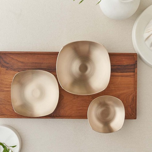 전통의 숨결, 광명유기 방짜 사각찬기로 식탁에 품격을 더하세요.