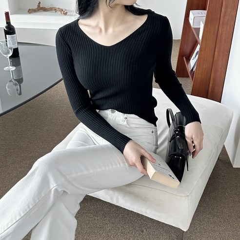 세련된 디자인과 편안한 착용감으로 여성들의 다양한 코디네이션을 완성하는 리빙초이스 브이넥 골지 긴팔 니트