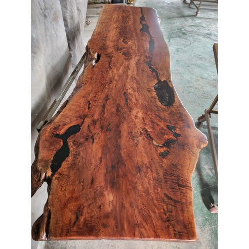 지속 가능성과 세련됨의 완벽한 조화: 지리산산청농장의 흑망고 대추나무 우드슬랩 테이블